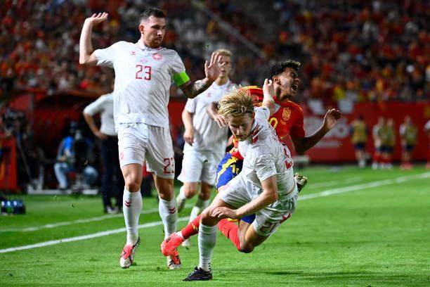 必发-德拉富恩特：对手踢亚马尔？不踢他难道亲他？