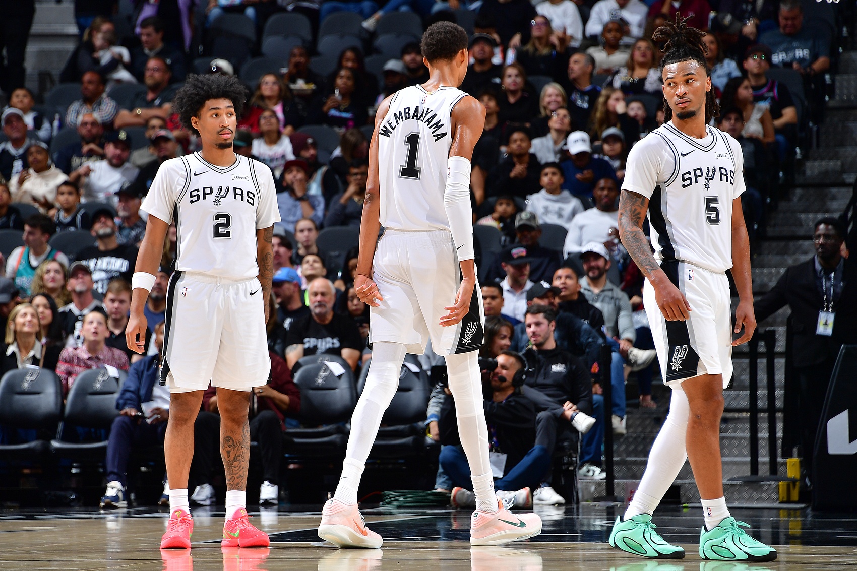 必发交易指数-张佳玮谈马刺赢球特征：文班统治防守端 卡斯尔推转换 哈珀砍分